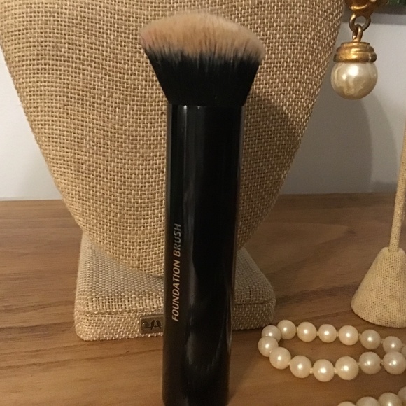 Lune+Aster Foundation Brush - Picture 3 of 3